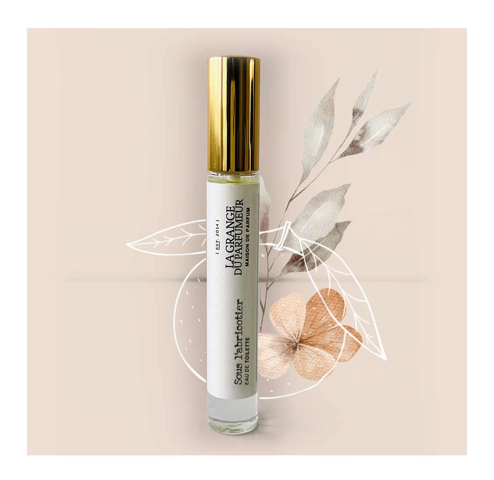 Eau de toilette unisexe. Parfum fruité, pêche, abricot, vanille et noix de coco. Unisex toilet water. Warm, Hot perfume. Parfum québécois Format de voyage 10 mL, Canadian Perfumer, Haute parfumerie québécoise, Parfum Niche, Niche fragrance, Apricot, peach, creamy, coconut, vanilla, caramel fragrance. La Grange du Parfumeur, Parfum naturel, Artisan, Sous l'abricotier