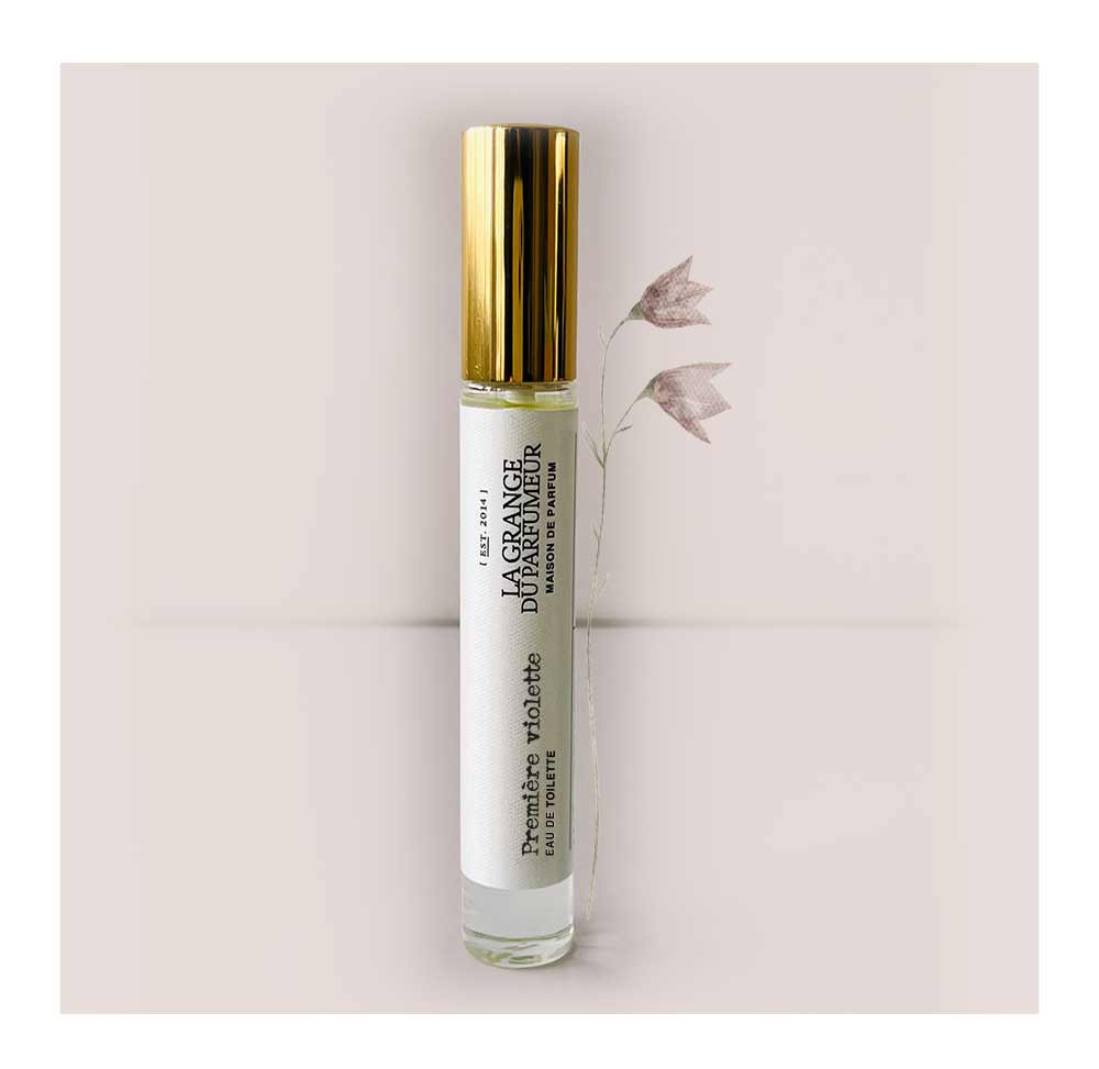 Eau de toilette unisexe. Parfum musqué. Unisex toilet water. Fresh, delicate. Parfum québécois Format de voyage 10 mL, Canadian Perfumer, Haute parfumerie québécoise, Parfum Niche, Niche fragrance, Violette, violet frgrance.. La Grange du Parfumeur, Parfum naturel, Artisan, Première violette