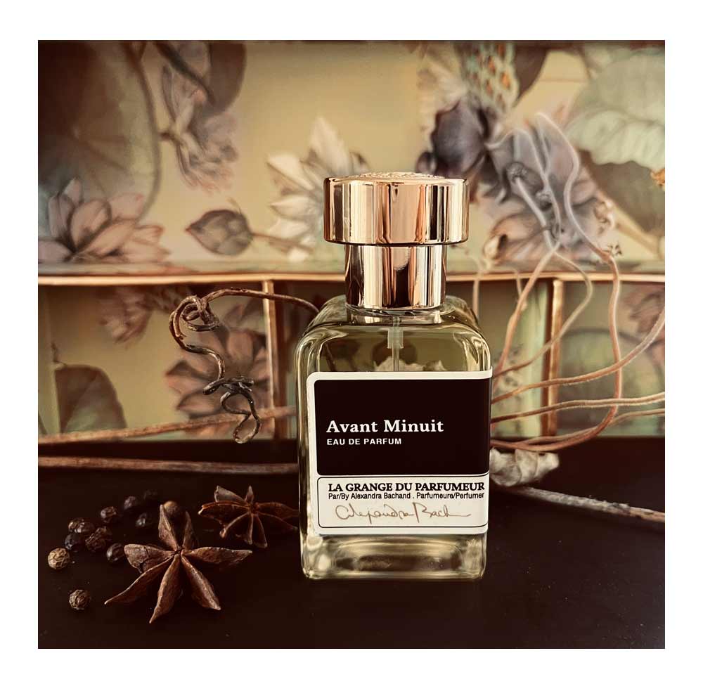 Parfum femme qui tient, Parfum femme qui sent trop bon, Parfum femme Québec, Parfum pour femme, Parfum pour homme, "Avant minuit" eau de toilette unisexe. Parfum à la réglisse noire, jasmin, et poivre noir. Unisex toilet water. Black Licorice, Jasmine and black Pepper Fragrance, Indie perfume, Indie perfumery, Parfum de niche, Québecois, Parfum naturel, Alexandra Bachand, La Grange du Parfumeur