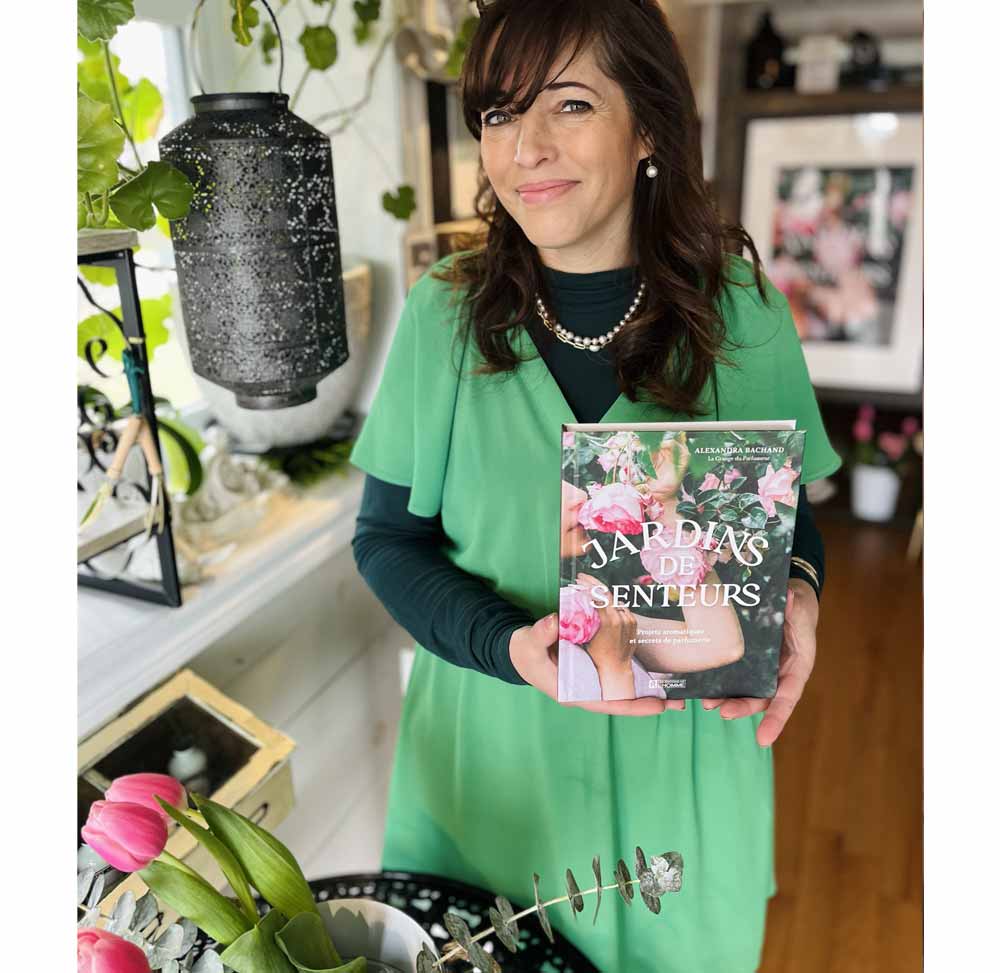 jardins de senteurs, projets aromatiques, secrets de parfumerie, botanique olfactive, jardin odorant, jardin de parfumeur, plantes à parfum, aromates, jardinage, culture de fleurs, parfumerie, parfum, Alexandra Bachand, La Grange du Parfumeur, livre botanique, floriographie, floriography, rose, lys, iris, jasmin, gardénia, muguet, lilas, eucalyptus, pivoine, plantes parfumés, odorat, odeurs, sillage, aménagement paysager, jardin parfumé, jardinage, botanique olfactive, jardiner