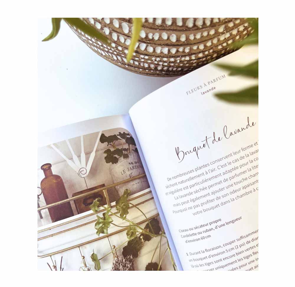 jardins de senteurs, projets aromatiques, secrets de parfumerie, botanique olfactive, jardin odorant, jardin de parfumeur, plantes à parfum, aromates, jardinage, culture de fleurs, parfumerie, parfum, Alexandra Bachand, La Grange du Parfumeur, livre botanique, floriographie, floriography, rose, lys, iris, jasmin, gardénia, muguet, lilas, eucalyptus, pivoine, plantes parfumés, odorat, odeurs, sillage, aménagement paysager, jardin parfumé, jardinage, botanique olfactive, jardiner