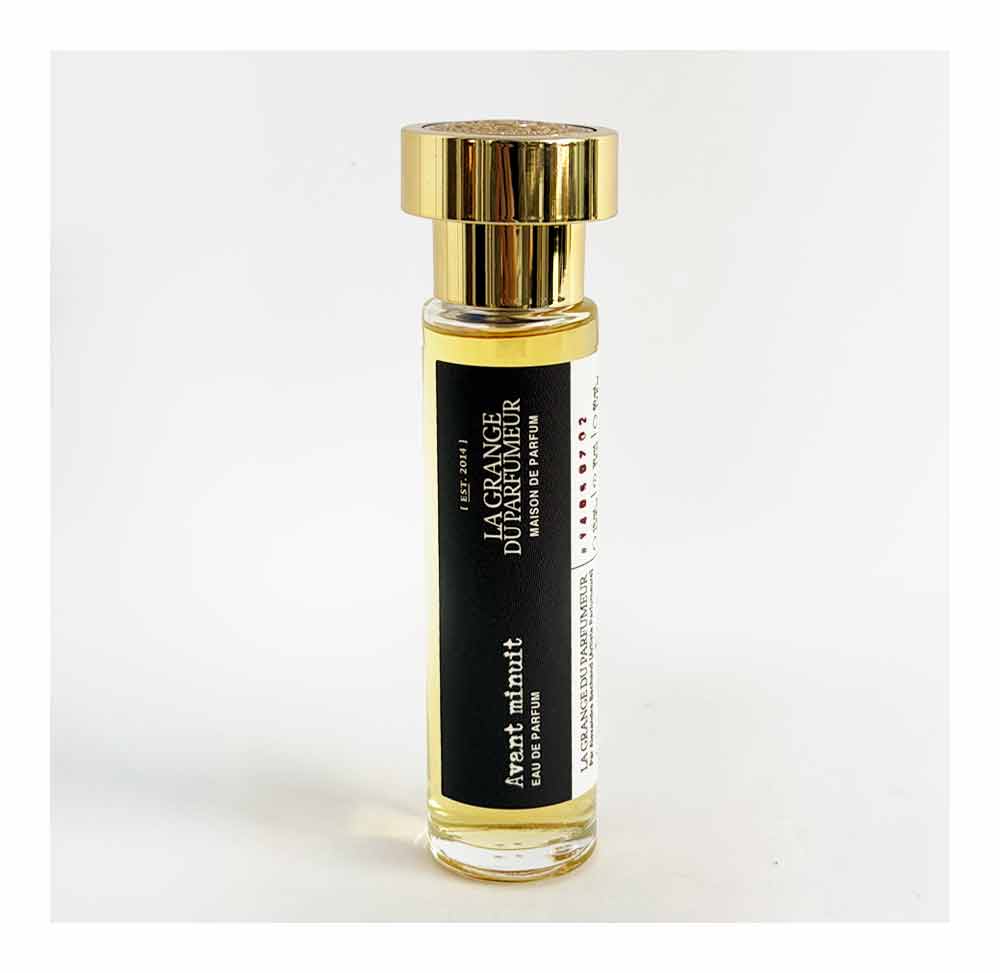 "Avant minuit" eau de toilette unisexe. Parfum à la réglisse noire, jasmin, et poivre noir. Unisex toilet water. Black Licorice, Jasmine and black Pepper Fragrance, Parfum femme qui tient, Parfum femme qui sent trop bon, Parfum femme Québec, Parfum pour femme, Parfum pour homme,, indie perfume, indie perfumery, indie scent, indie fragrance, parfum de niche, niche perfume, Alexandra Bachand