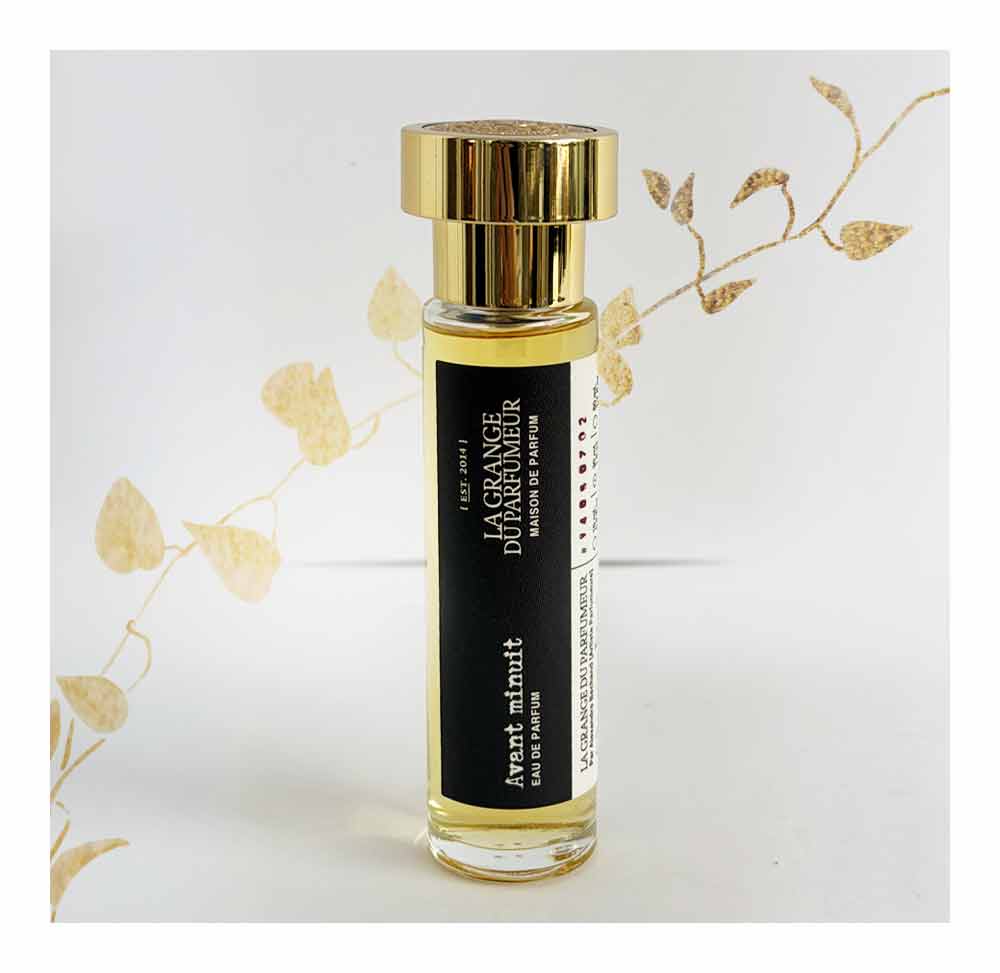 "Avant minuit" eau de toilette unisexe. Parfum à la réglisse noire, jasmin, et poivre noir. Unisex toilet water. Black Licorice, Jasmine and black Pepper Fragrance, Parfum femme qui tient, Parfum femme qui sent trop bon, Parfum femme Québec, Parfum pour femme, Parfum pour homme,, indie perfume, indie perfumery, indie scent, indie fragrance, parfum de niche, niche perfume, Alexandra Bachand